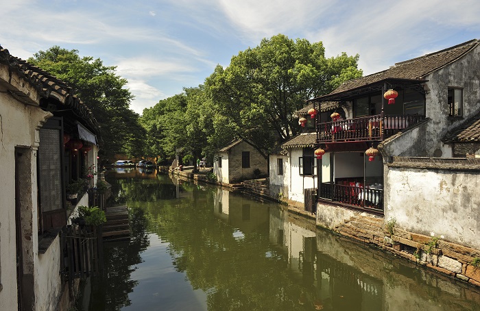 可持续发展：旅游小镇规划的重要考量