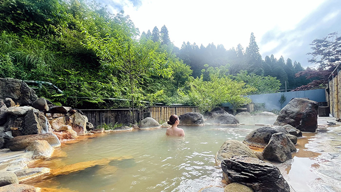 温泉度假村的每个细节如何共鸣并创造全方位的沉浸式体验？